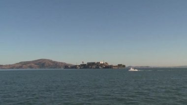 Alcatraz 'ın önündeki tekne.