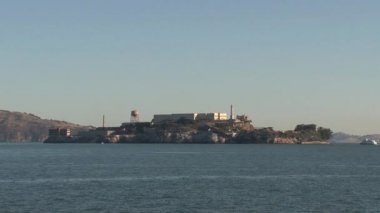 Arka planda feribotla Alcatraz 'dan hâlâ çekiliyor.