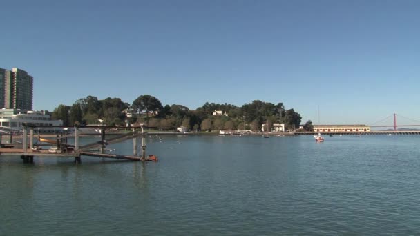 Waterkant San Francisco Met Gouden Poortbrug Achtergrond — Stockvideo