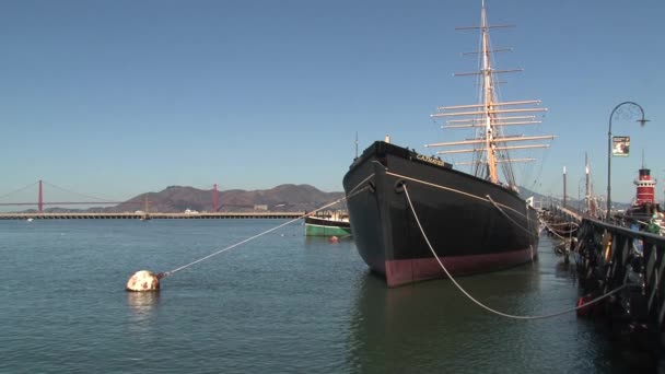 Cathayer Segelboot Hyde Pier Mit Dem Goldenen Tor Hintergrund — Stockvideo