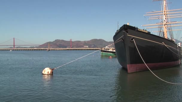Catayer Barca Vela Con Cancello Oro Sullo Sfondo — Video Stock