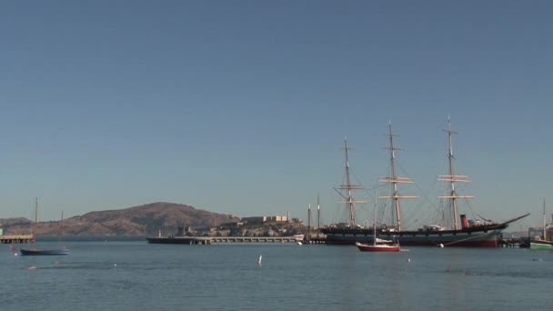 Segelbåt San Francisco Bay Med Alactraz Bakgrunden — Stockvideo