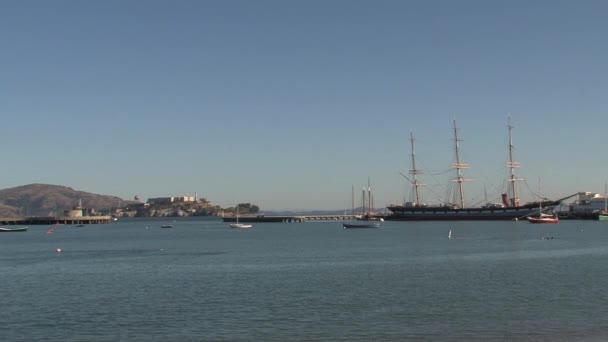 Люди Які Плавають Перед Алькатрасом Сан Франциско — стокове відео