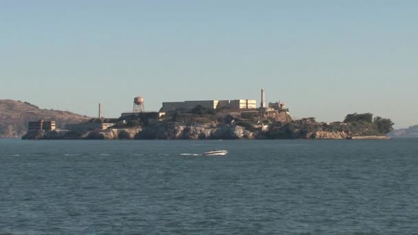 Alcatraz Morgonen Zooma Med Motorbåt — Stockvideo