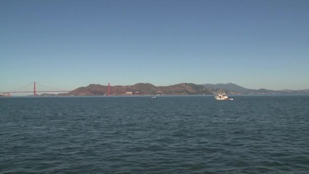 Golden Gate Bron Morgonen Med Båtar — Stockvideo