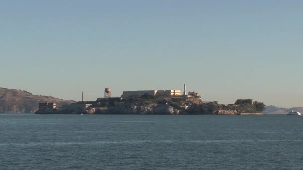 Masih Ditembak Dari Alcatraz Dengan Feri Latar Belakang — Stok Video