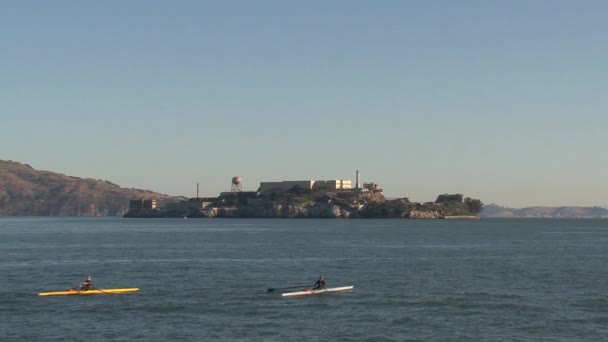 Kanufahrer Vor Alcatraz — Stockvideo