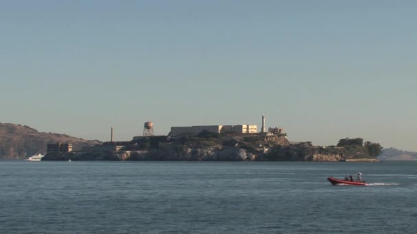 Lanchas Delante Alcatraz — Vídeos de Stock
