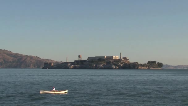 Kanufahren Vor Alcatraz — Stockvideo