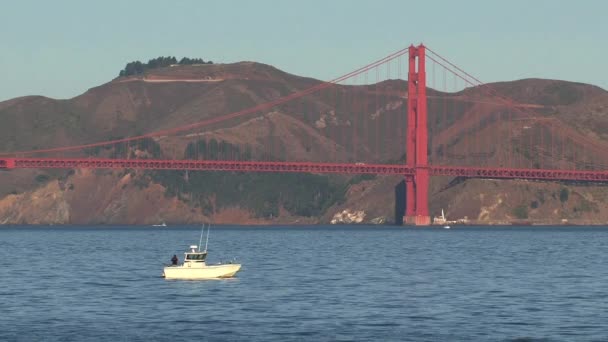 Rybaření Blízkosti Mostu Golden Gate — Stock video
