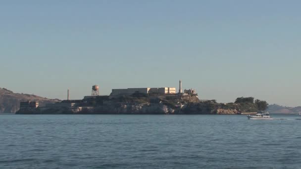 Boot Fährt Alcatraz Vorbei — Stockvideo