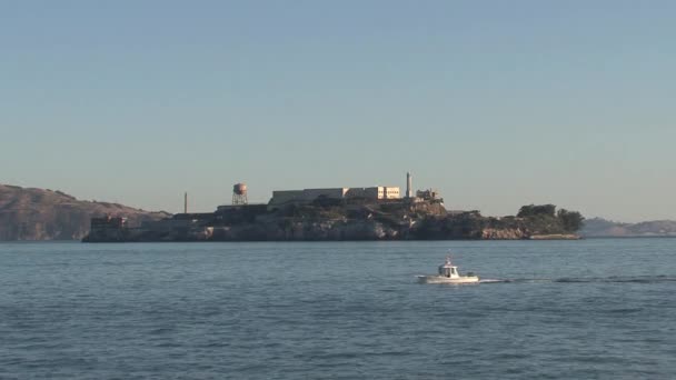 Pequeño Barco Frente Alcatraz — Vídeos de Stock