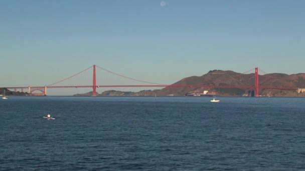 サンフランシスコのゴールデンゲートブリッジ近くのカヌー — ストック動画