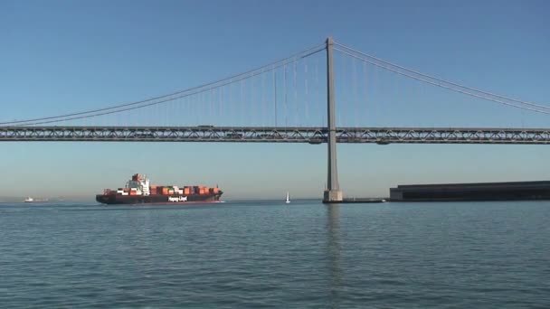 Fartyg Som Passerar Bay Bridge San Francisco — Stockvideo