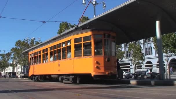 Tram Die San Francisco Verlaat — Stockvideo