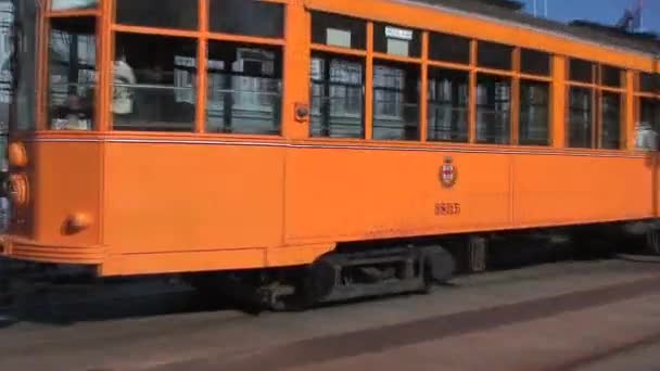 サンフランシスコのフェリービルの前にあるサンフランシスコ トラム — ストック動画