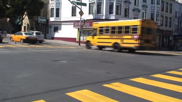 Schulbus San Francisco — Stockvideo