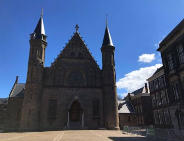 Gotik Ridderzaal (tam anlamıyla şövalye salonu), günümüzde Binnenhof, Hollanda 'nın merkezini oluşturur.