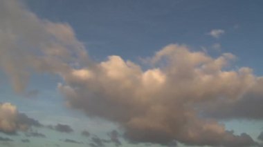 Bulutlar gün batımını hızlandırıyor Maui, Hawaii