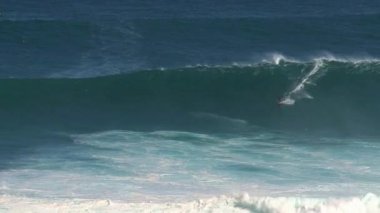 Büyük dalgalarda sörf yapan sörfçü Hawaii 'nin Maui adasının kuzey kıyısında Jaws' ı kırdı.