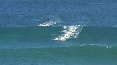 Büyük dalgalarda sörf yapan sörfçü Hawaii 'nin Maui adasının kuzey kıyısında Jaws' ı kırdı.