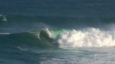 Büyük dalgalarda sörf yapan sörfçü Hawaii 'nin Maui adasının kuzey kıyısında Jaws' ı kırdı.