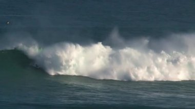 Büyük dalgalarda sörf yapan sörfçü Hawaii 'nin Maui adasının kuzey kıyısında Jaws' ı kırdı.