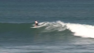 Maui, Hawaii, ABD 'nin kuzey kıyısında sörfçüler.