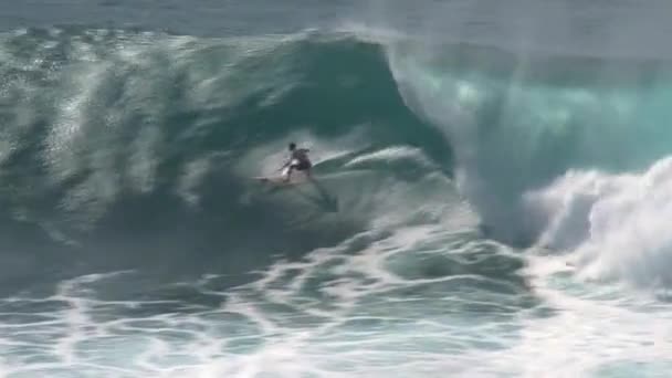 Guy Surfování Velké Vlně — Stock video