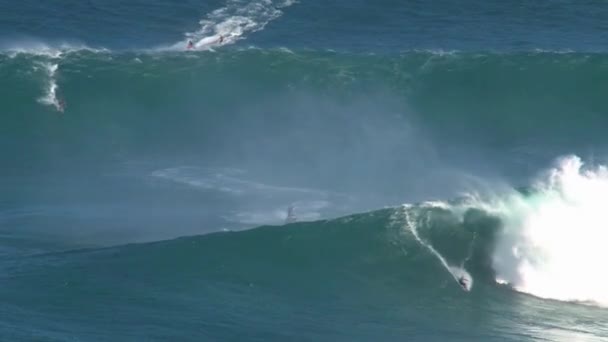 Surfař Velké Vlny Surfování Přestávka Čelisti Severním Břehu Ostrova Maui — Stock video