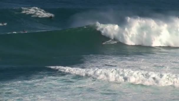 Surfař Velké Vlny Surfování Přestávka Čelisti Severním Břehu Ostrova Maui — Stock video