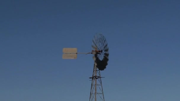 在澳大利亚爱丽丝泉的一个旧风车上放大 — 图库视频影像