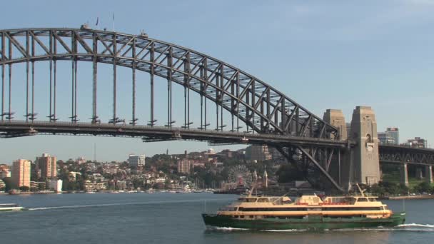 Sydney trajekt kolem přístavního mostu v Austrálii