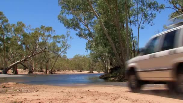Čtyři Kola Jízdy Prašné Silnici Vnitrozemí Austrálii — Stock video