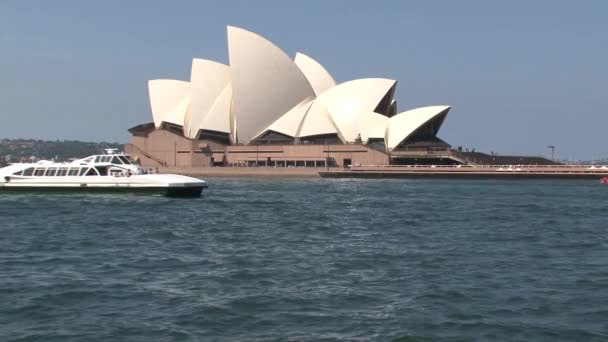 Färja Passerar Sydney Opera House — Stockvideo
