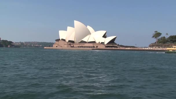 Trajekt Projíždí Kolem Sydney Opera House — Stock video