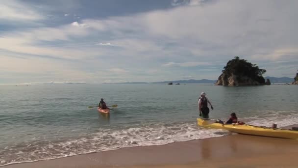 Family Canoeing Golden Bay New Zealand — Stock Video