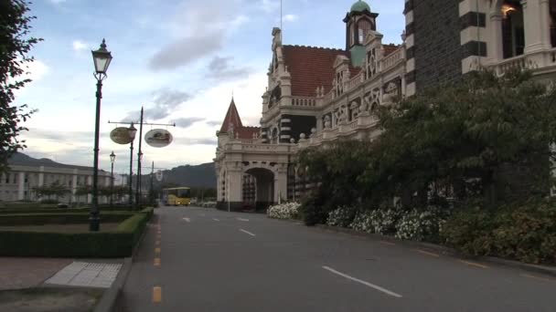 Bus Kommt Dunedin Bahnhof — Stockvideo