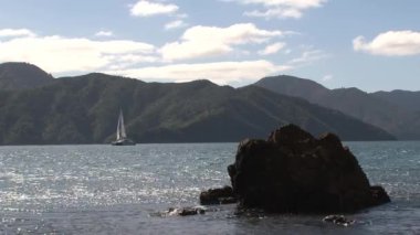 Picton bölgesinde yelkenli sürüyor, Yeni Zelanda