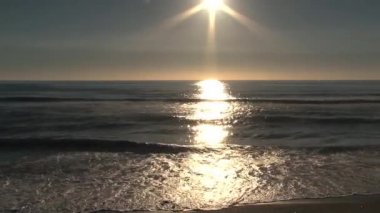 Batı kıyısında gün batımı Yeni Zelanda