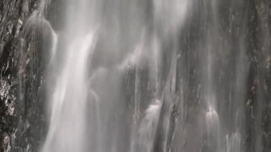 Yeni Zelanda 'nın güneyindeki şelalede.