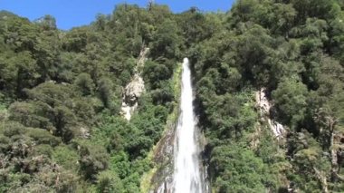 Yeni Zelanda 'nın güneyindeki şelalede.