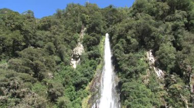 Yeni Zelanda 'nın güneyindeki şelalede.