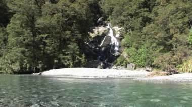 Yeni Zelanda 'nın güneyindeki şelalede.
