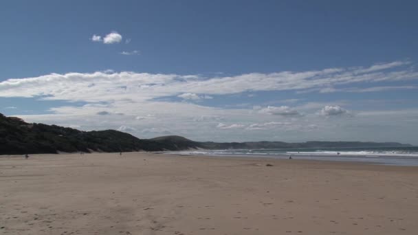 Plage plate et montagnes lointaines