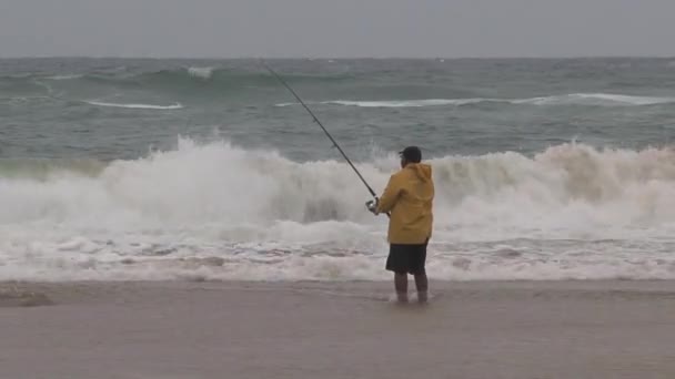 Mann Gelben Regenmantel Strand — Stockvideo