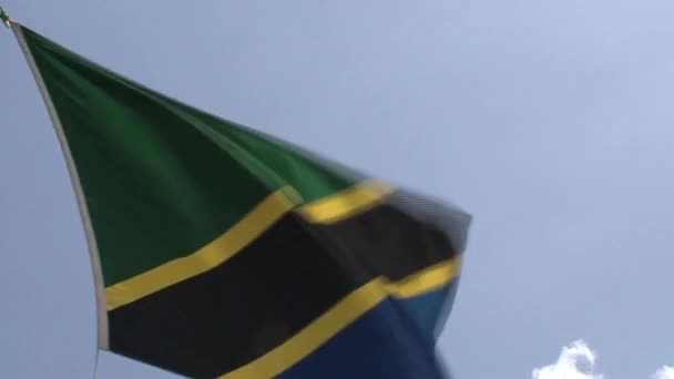 Bandera Tanzania Contra Cielo Azul — Vídeos de Stock