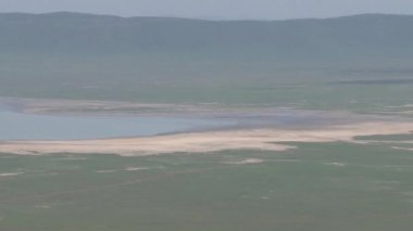 Su birikintisi, uzak dağlar ve geniş bir bozkır.