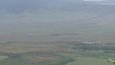 Su birikintisi, uzak dağlar ve geniş bir bozkır.