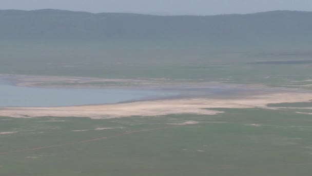Un abreuvoir, des montagnes lointaines et une vaste savane